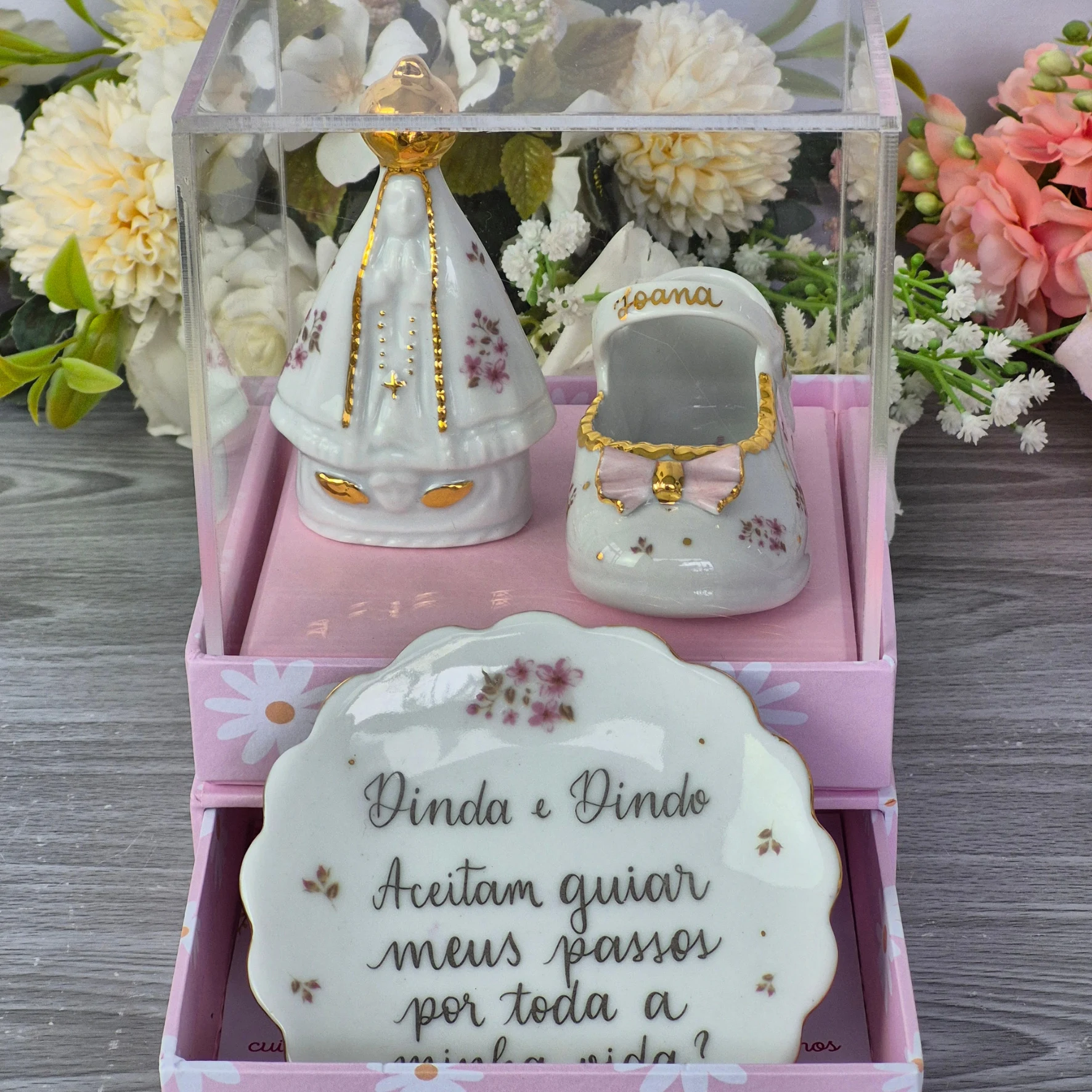 Kit Sapatinho + Mini Nossa Senhora + Joia do Dia na caixa cartonada